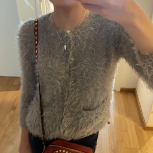 Grå kofta - Fin grå kofta står inte direkt storlek men den funkar på lig som är 168 och skulle gissa att den är i xs 