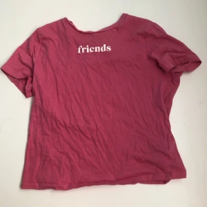 Rosa t-shirt med tryck 'friends' och 'forever' - Säljer en söt rosa t-shirt i storlek XS. Den har ett tryck med ordet 'friends' på framsidan och 'forever' inuti ett hjärta på baksidan. Perfekt för en avslappnad look eller som en present till en vän! 💖