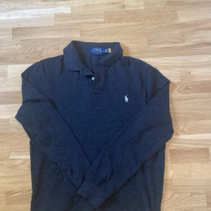 Ralph Lauren tröja - Säljer en Ralph lauren tröja, skick 10/10 som ny. Storlek L, skriv om ni har frågor