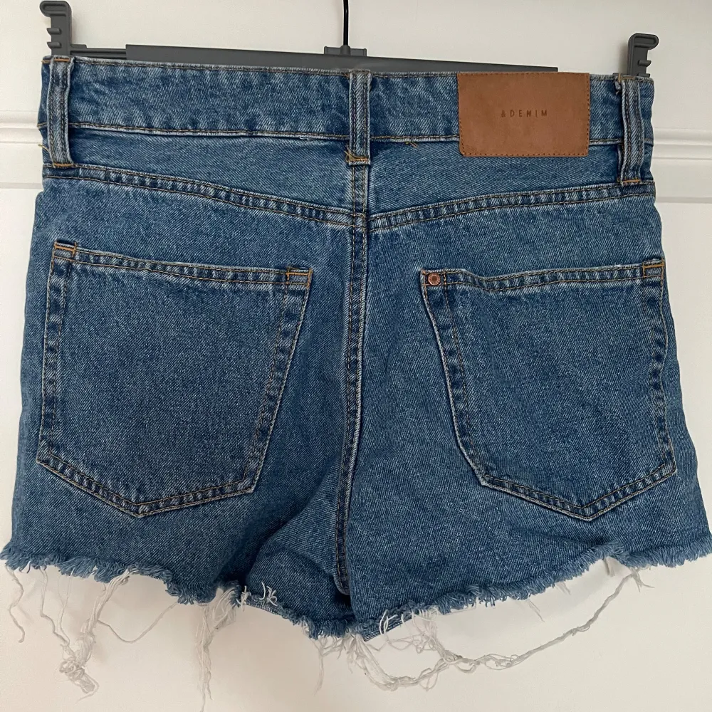 Ett par snygga mörkblåa jeansshorts från hm, i storlek 36. Använda ett par gånger men är i mycket bra skick!🌸. Shorts.