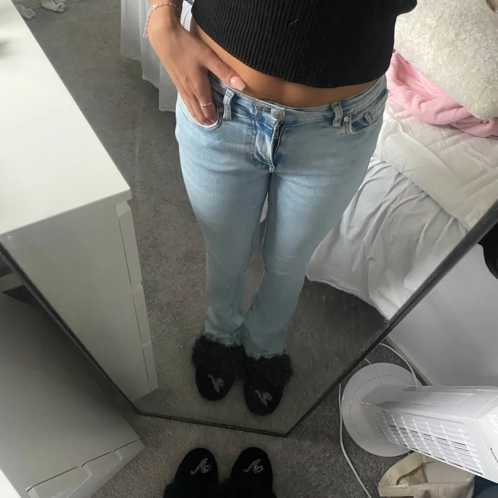 Super fina bootcut jeans från bikbok. Storlek xs längd 31. Jag är cirka 165-166 för den som vill jämföra!  Använd gärna köp direkt funktionen❤️. Jeans & Byxor.