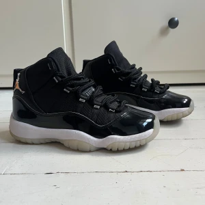 Jordan 11 retro jubilee - Snygga och stilrena Jordan 11 retro jubilee 25 anniversary i väldigt bra skick. Knappt använda, inget smuts och inga trasiga sömmar. Nypris ca 2500kr, mitt pris 