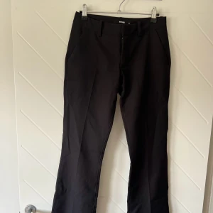 Lowwaist kostymbyxor - Säljer världens bästa kostymbyxor från bikbok. De är i modellen vera lågmidjade. Dem sitter som en smäck om man vill ha ett par lågmidjade och något tightare kostymbyxor, dessa är knappt använda då jag gått till stl 36 och därför säljer jag dessa. 