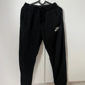 Nike joggingbyxor  - Säljer ett par Nike mjukis byxor i väldigt bra skick , storlek 158-170