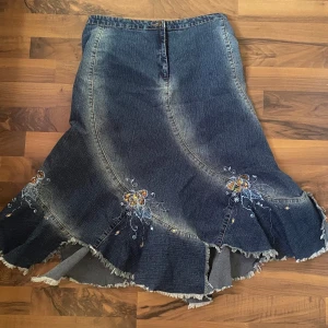 jeanskjol - lång jeans kjol pris kan diskuteras  bra skick! använt fåtal gånger 💗 stretchigt material  står ingen storlek men skulle gissa på M   köpt på humana 2022 