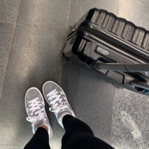 Adidas campus grå  - Superfint skick och precis som nya, gråa skosnören medföljer också. Strl 38, säljes för 750 vid snabb affär