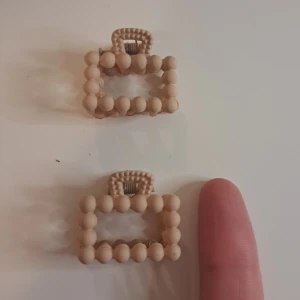 Beige hårklämmor med pärlor - Säljer ett par supercoola beige hårklipp formade som små rektanglar. De är gjorda av pärlor och har en unik design som verkligen sticker ut. 1 för 10. 