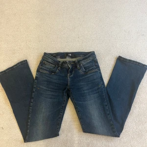 Ltb jeans  - Säljer de här fina ltb jeansen i färgen marin blå, storlek 24/30. Jeansen är i bra skick och har knappt använts💗