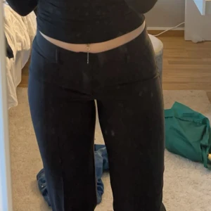 Svarta kostymbyxor från Madlady - Säljer ett par snygga svarta kostymbyxor från Madlady. De är högmidjade och har en rak passform som ger en stilren look. Perfekta för både vardag och fest! 🖤