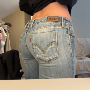 Levis jeans - Vintage lowwaisted Levis jeans köpt här på Plick. Använd Max 2 gånger. Jag är 172cm🙌🏼💖 pris går att diskutera vid snabb affär 🦋