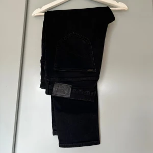 Lee jeans, Austin, W34 L30 - Svarta Lee jeans i modell Austin, se passform på bild 3. Knappt använda och är i fint skick.