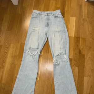 Jeans med hål  - Rätt använda men fortfarande ganska bra skick 