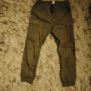 Gröna cargos - Gröna caros. skriv vid mer frågor. Slim fit.