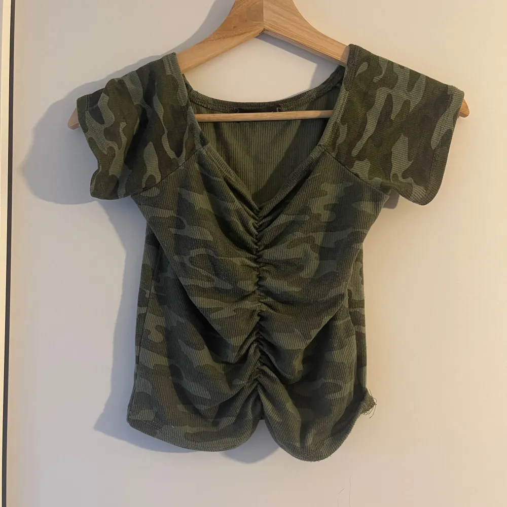 Säljer den här både om shoulder och off shoulder, camo topp från newyorker då den inte kommer till användning ☺️. Toppar.