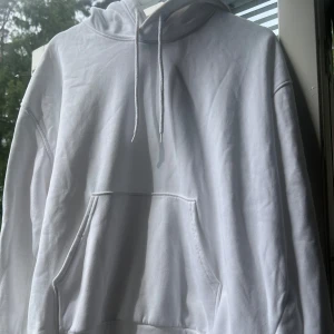 Weekday Hoddie - En fin vit Hoodie i storleken s, den är i bra skicka med inga skador eller fläckar, har ett skönt och varmt material inuti som passar bra nu till hösten/ vintern då det blir kallare, bra material.