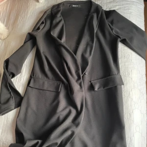 Kavajklänning - Jätte fin och elegant kavajklänning passar tyvärr inte mig 