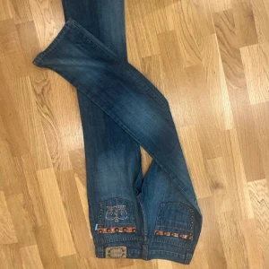 Low waist bootcut - Jätte snygga jeans men as snygga detaljer. Fint utsvängda och en låg midja. Beställde dom och när dom kom fram passade dom tyvärr inte mig. Önskar verkligen dom passade dom är as fräsha!!!!