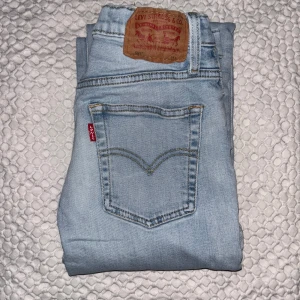 LEVIS JEANS LJUSBLÅ 12Y - Säljer nu mina ljusblå levis jeans eftersom de blivit för små. Storleken är 12Y och färgen har blivit lite ljusare. Hör av er vid frågor!