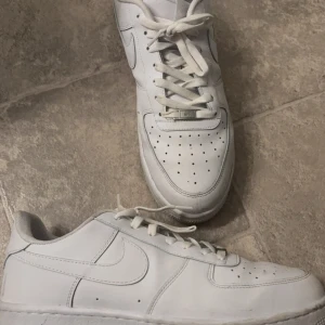 Airforce 1  - Helt okej skick använd i 1 månad, behöver bara tvättas sen e dom perfekta!
