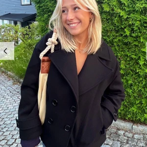 Design by si kappa - En jätte fin kappa till höst från design by si! Den kostar ursprungligen runt 800 med frakten där. Säljer för 650 då jag vill köpa en trenchcoat istället😊 Kolla sista bilden för bild på mig, köpt för två månader sen knappt använd.