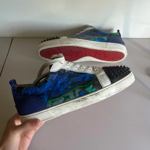 Christian Louboutin skor - Säljer dessa sjukt feta och ovanliga loubsen i bra skick, 9,25/10 Hör av er vid frågor eller funderingar🙌 Tar gärna emot byten inom Stockholm.