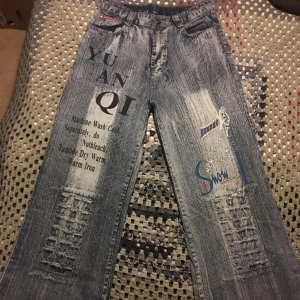 Ljus/mörka blå/vita jeans byxor med text m.m.  - Ny skick, endast testade 1 gång 😊  Jag köpte dom för flera år sedan , men jag tyckte inte om dom , och därför så har jag aldrig använt dom 😊💞 Fråga gärna för mer info vid intresse 💞☺️