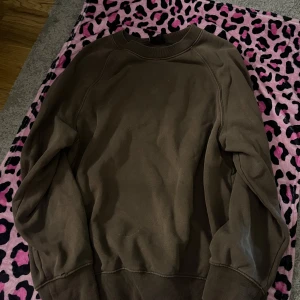 Tjocktröja - Den är i bra skick och over size 