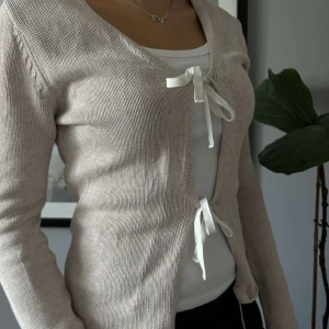 Cardigan  - Finstickad kofta med 3 knytningar fram 