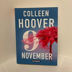 ”9 november” - ”9 november” av storsäljare Colleen Hoover. Boken är på svenska och i mycket bra skick. Formatet är så kallad danskband/flex. Köpt för 250kr, men säljs för 50kr - exklusive frakt🩵🩷