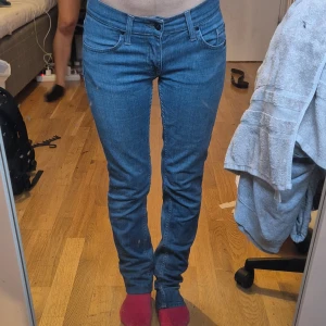 Lågmidjade jeans  - Fina jeans som inte längre kommer till användning. Jag är 155cm och brukar bära storlek 34/S. I bilden har jag vikt upp jeansen med ungefär 6,5cm. Pris kan diskuteras!:)