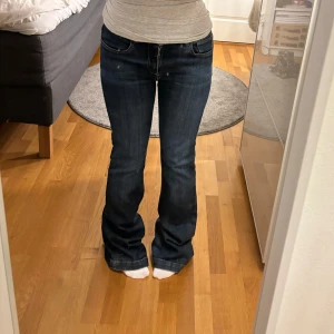 Flared jeans - Jeansen är i bra skick men tyvärr så är de för långa för mig. 