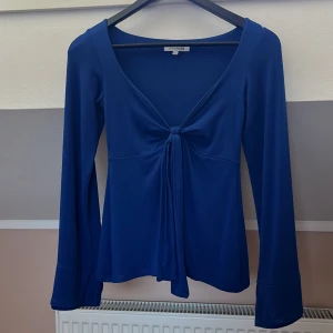 Mörkblå blus  - En jätte fin blå blus från design by si i storleken XS/S. Säljer pga att den är för liten❤️ vid några frågor eller funderingar hör gärna av er! 