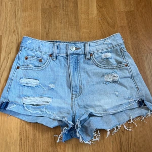 Lågmidjade jeansshorts med slitningar  -  Säljer dessa Lågmidjade jeans shorts med slitningar ❤️