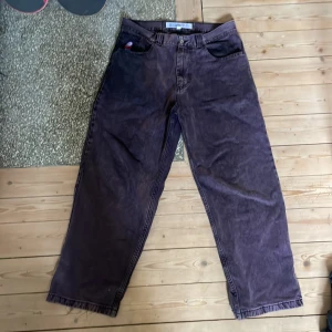 Polar skate bigboy RARE purple black (gamla loggan) - Säljer dessa big boys då jag vill börja ha på mig lite mindre byxor. Som man ser på bilden lider de av lite heeldrag tyvärr. Byxorna är som sagt sällsynta. Kan mötas i Malmö. Var inte rädd att fråga om fler bilder eller om ni vill pruta priset! 🙌❤️