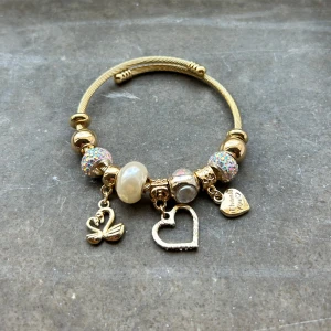 Berlock armband. - Säljer detta berlock armband. Det är ett pandora liknande arbmand, men tyvärr är det inte alls min stil… det är bara testat och har aldrig använder det. Ny skick.🩷