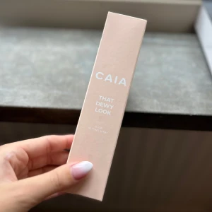 Caia setting spray (Dewy Look) - Säljer ett settingspray då jag har flera stycken. Det är helt oöppnat och förpakningen är obruten!🩷 nypris 245kr. Mitt pris är 200kr och kommer ej sänka det☺️