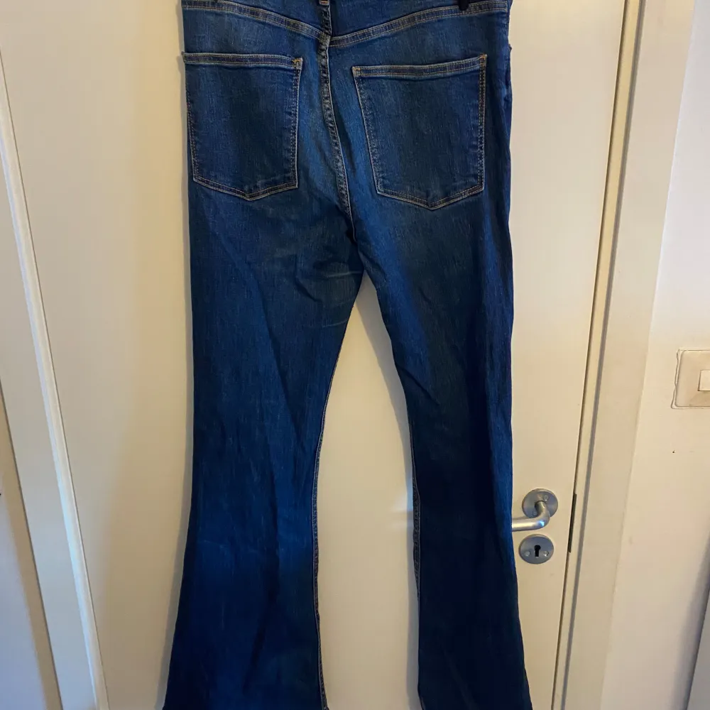 Säljer dessa jeans från Bershka i storlek 40. De är flare och midjan är typ mid💕 Jag är btw 1,75 lång och jeansen passar mig perfekt i längden💕 Det är bara att höra av sig vid frågor💕. Jeans & Byxor.