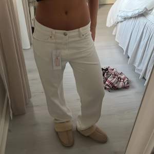 Helt nya vita raka jeans från Gina. Sitter jättefint och är jättefina. De är i petite och skulle säga att de är lite långa på mig som är 160 men mycket längre kan man inte vara!