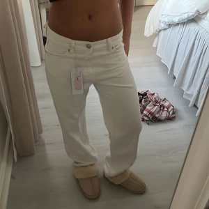 Vita Jeans - Helt nya vita raka jeans från Gina. Sitter jättefint och är jättefina. De är i petite och skulle säga att de är lite långa på mig som är 160 men mycket längre kan man inte vara!