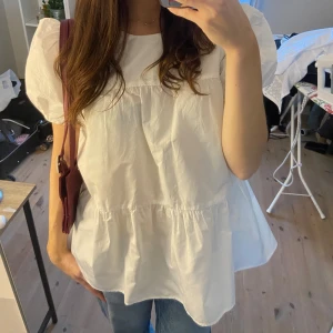 Söt blus/klänning zara - Lång oversize modell, oklart om det är en blus eller klänning då jag köpt den på second hand men går till båda