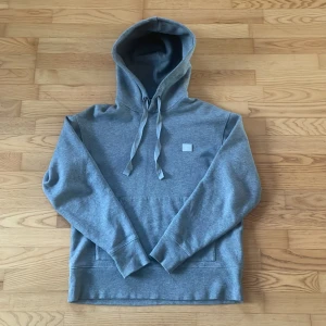 Acne Studios hoodie - Grå hoodie från acne studios, fint skick strl XS. Skriv gärna för fler bilder eller frågor 🙌