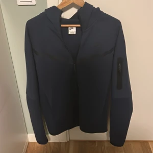 Säljer en skön Nike tech tröja - Aldrig använt perfekt och bra skick