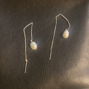 Örhängen  - Säljer dessa söta örhängena då jag bytt till guld smycken 💓