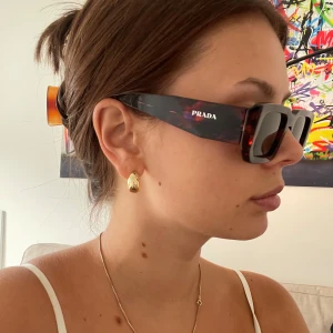 Prada solglasögon - Så snygga och stilrena solglasögon från Prada, sparsamt använda i superfint skick. Nypris 5500  säljer för 2000. Kan gå ned i pris vid snabb affär!