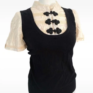 Unik blus - Unik blus med söta knappar och väst. 