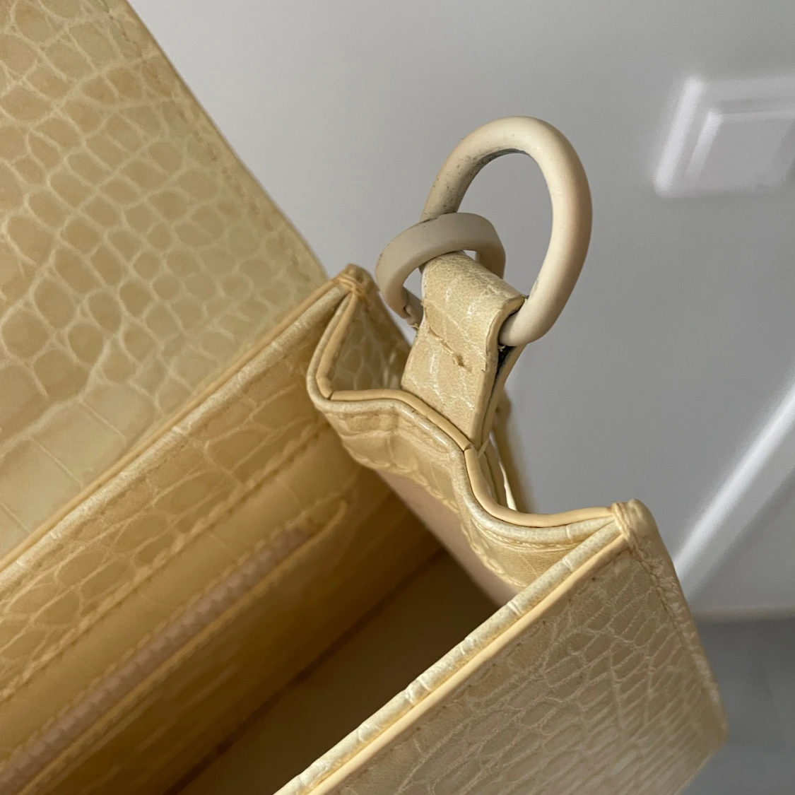 Beige axelväska med krokodilmönster - 92