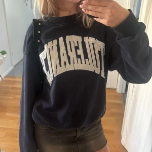 Tjocktröja - Mörkblå långärmad tröja från WEEKDAY i storlek XS. Bra passform och bekväm på. Hör av er vid frågor, bilder osv🌺