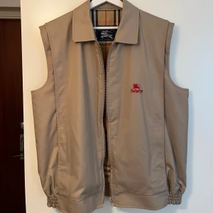 Burberry väst  - Fint skick. Storlek M med en trevlig boxy fit. Skulle gissa 90-tal. Handlades in på nån high end vintage butik i Gbg för nåt år sen. Mest hängt sedan dess.