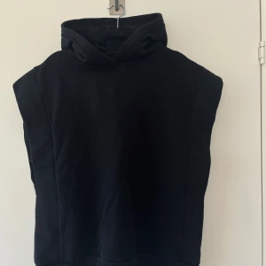 Kortärmad hoodie - Snygg svart kortärmad hoodie från zara! Oanvänd. 