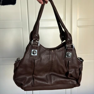 Brun handväska - En brun mindre handväska som har slitage på vissa ställen därav priset! 